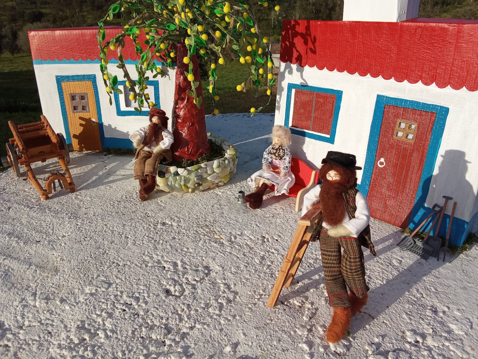 Aldeia alentejana em miniatura com bonecos de feltro