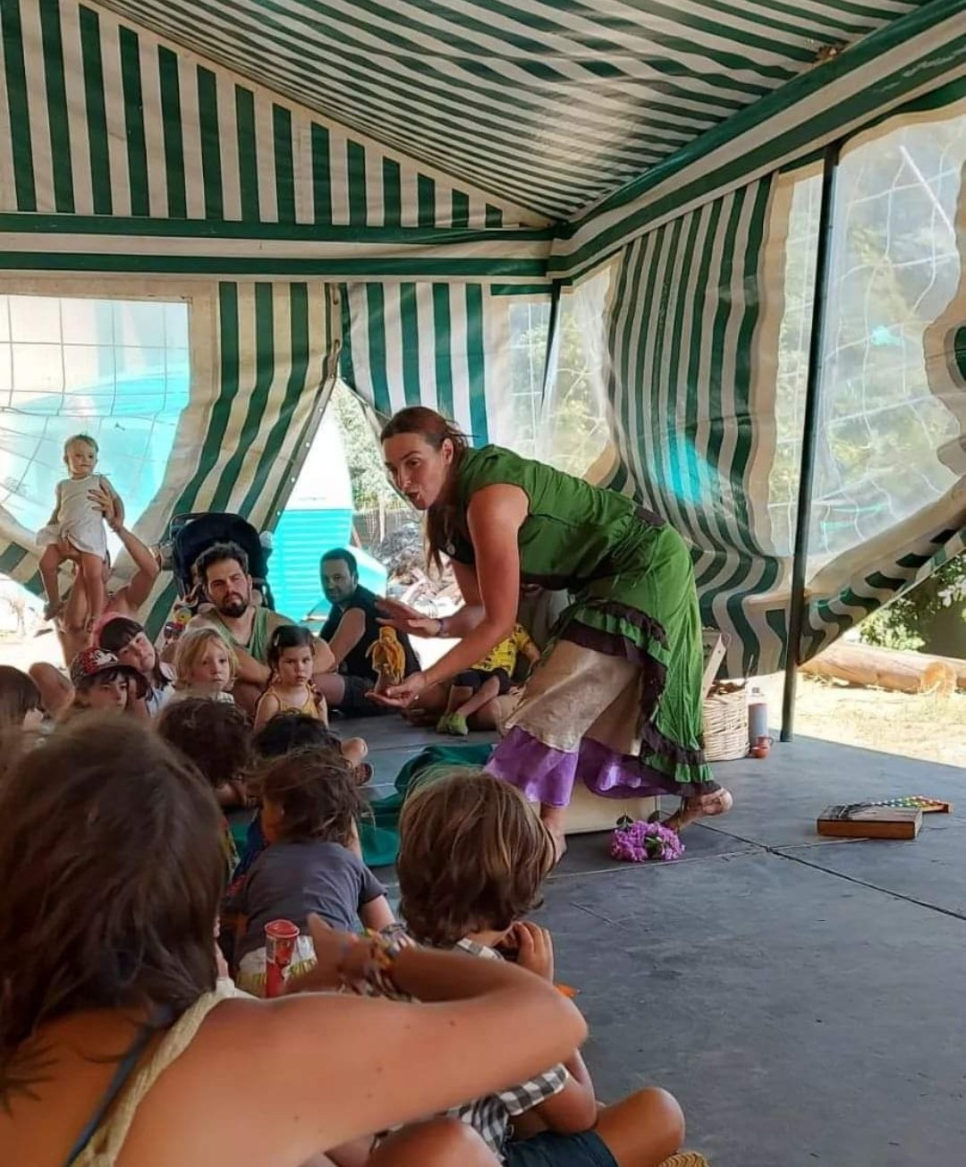 Sessão de histórias numa tenda