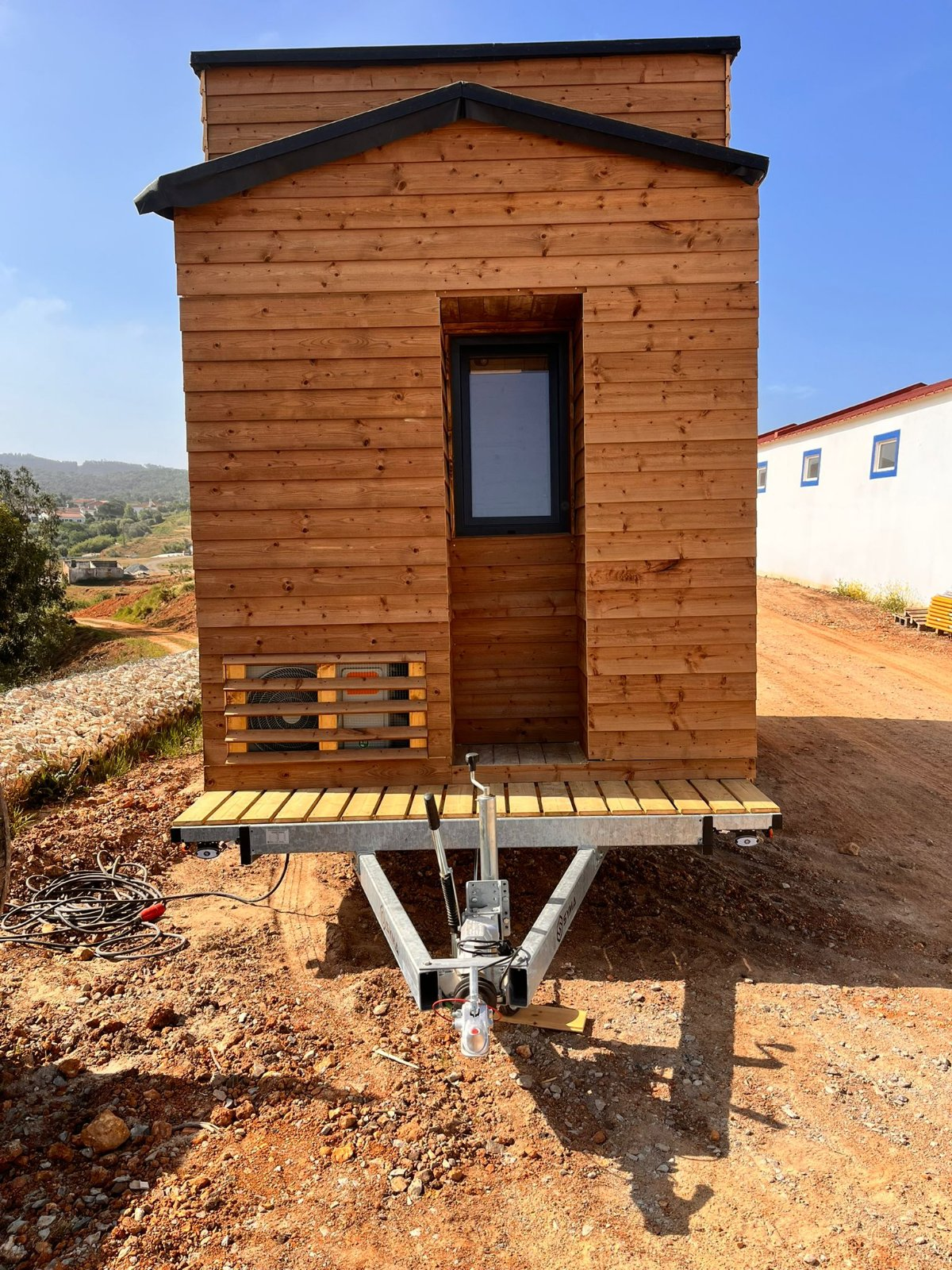 Frente da tiny house com atrelado
