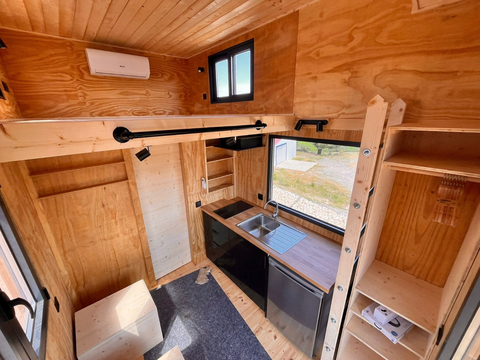 Interior de uma tiny house LIGNO