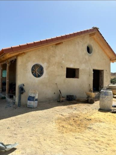 Casa em reabilitação com reboco de cal