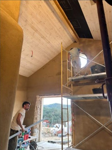 Interior com teto de madeira em obra