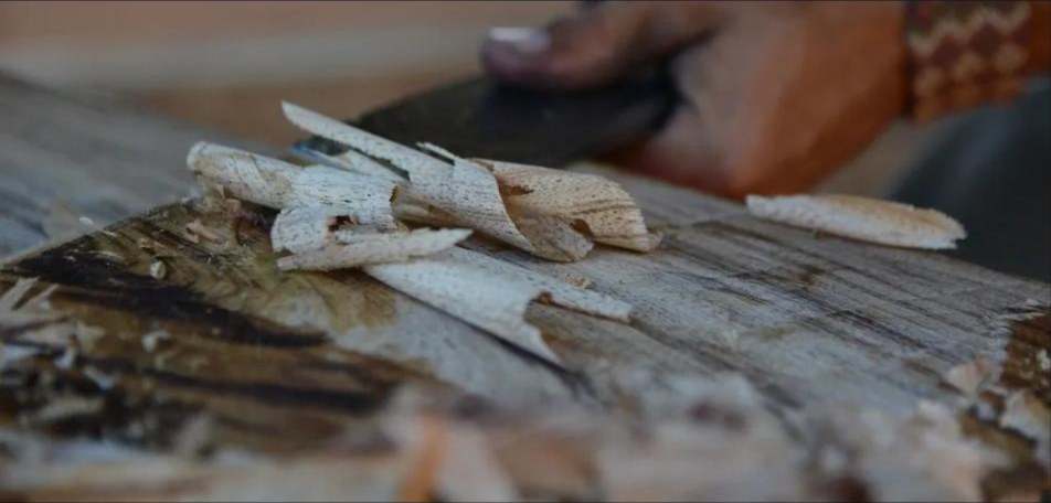 Madeira a ser trabalhada à mão com formão