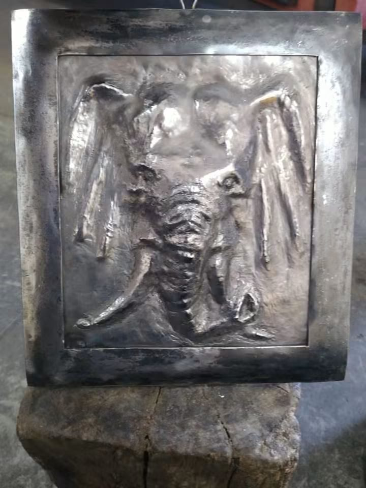 Relevo de elefante martelado em metal