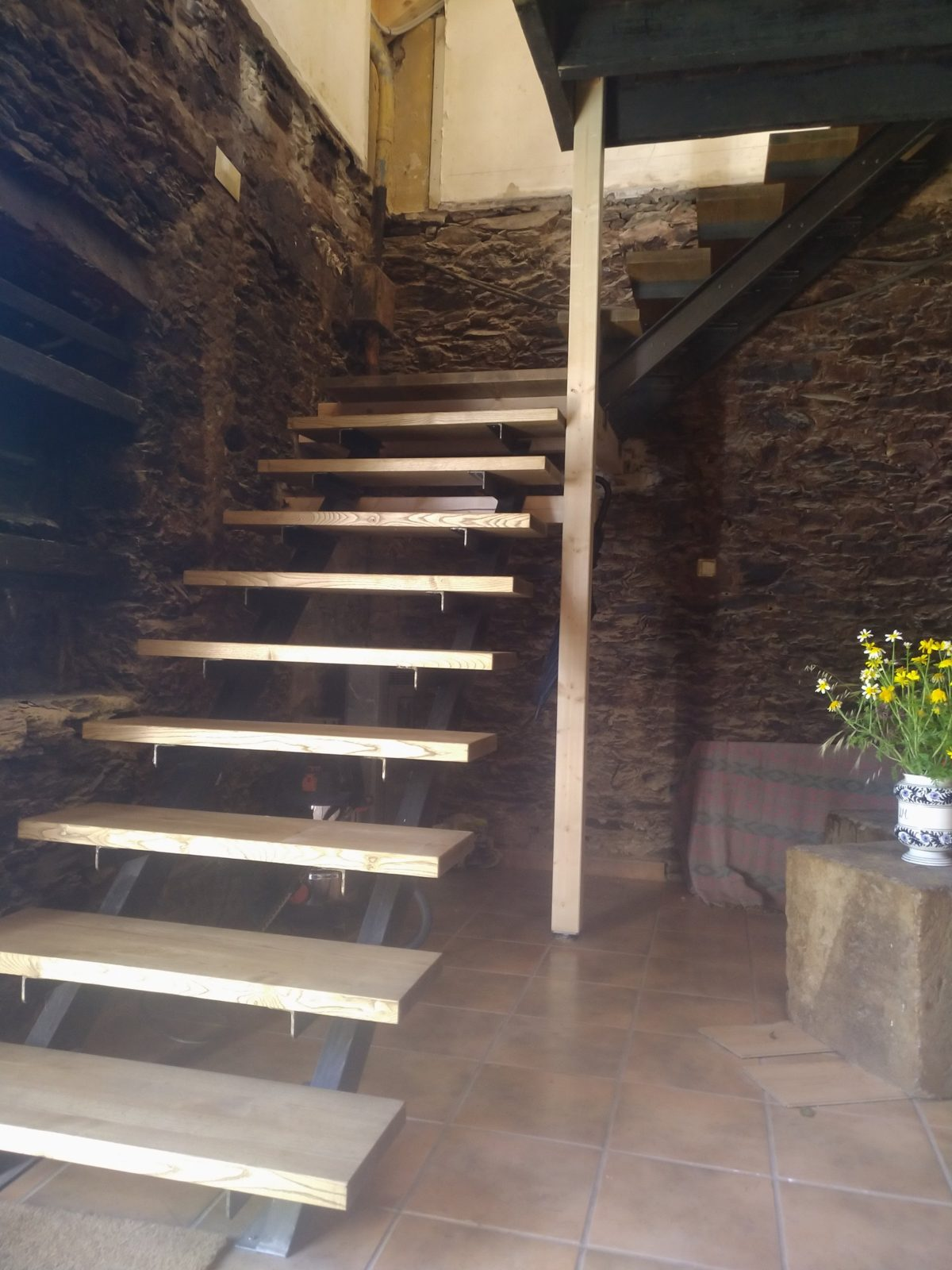 Escada em ferro com degraus de madeira