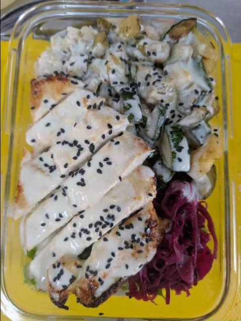 Frango com legumes e couve roxa