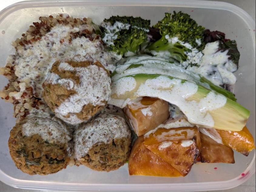 Refeição com quinoa, almôndegas vegetais e legumes assados